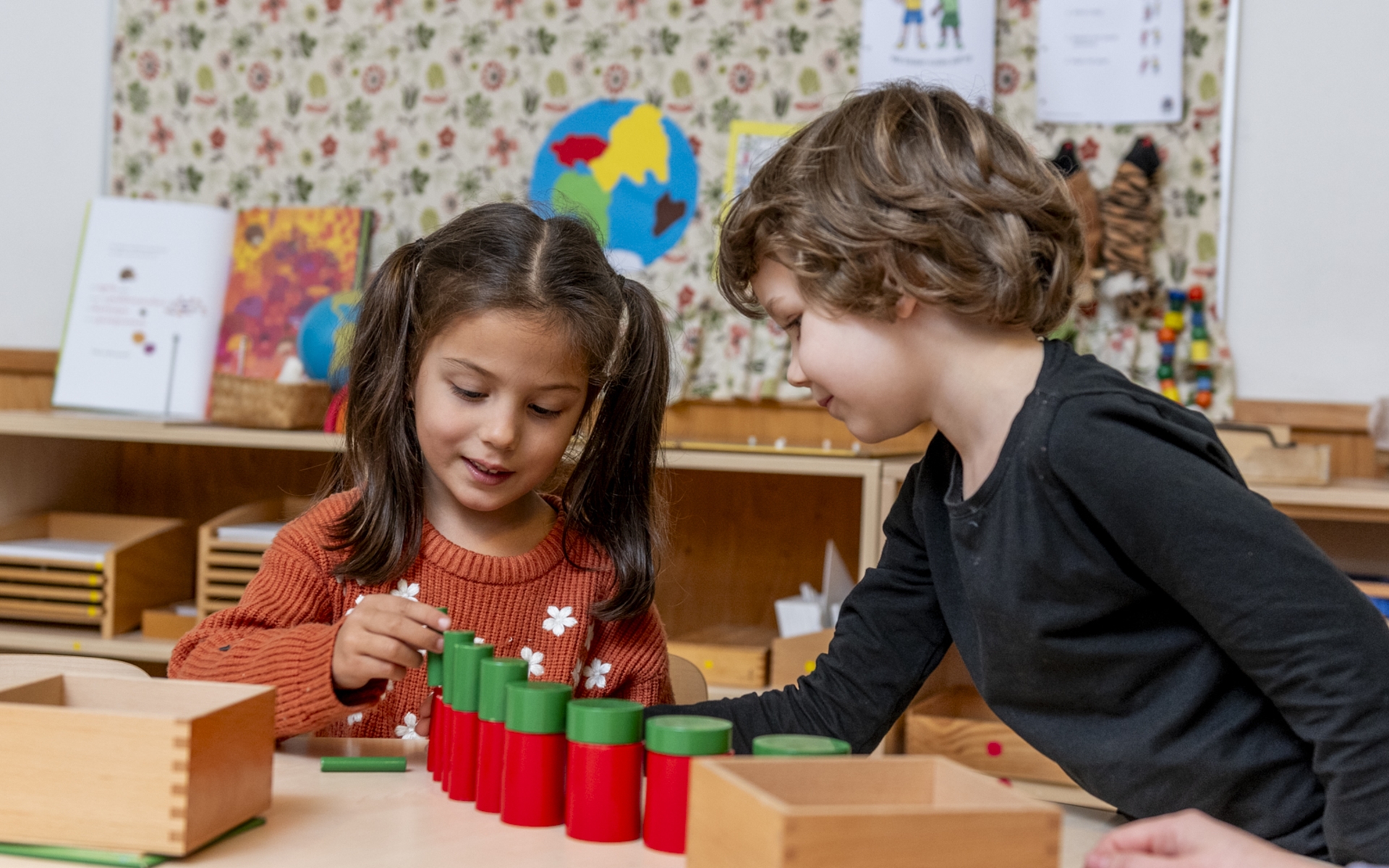 Leerlingen leren samen Montessori onderwijs